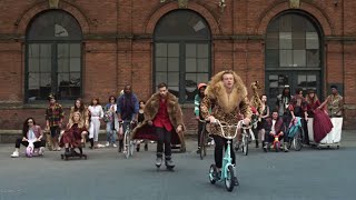 MACKLEMORE & RYAN LEWIS - THRIFT SHOP FEAT. WANZ (OFFICIAL VIDEO) screenshot 3